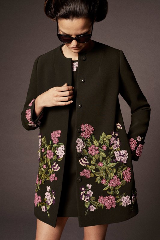 Černý kabát s květinovou výšivkou