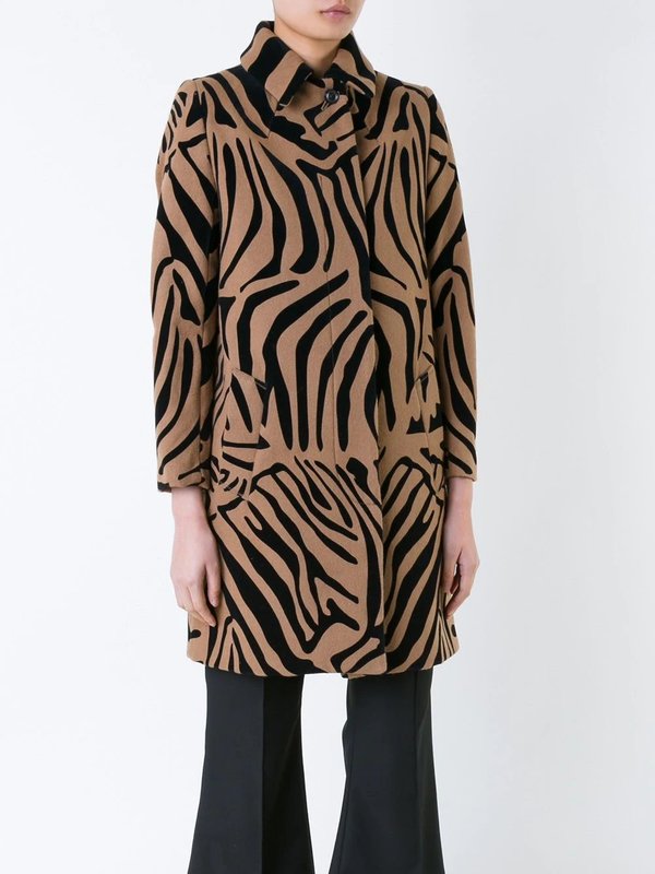 Meisje in een jas met een zebraprint