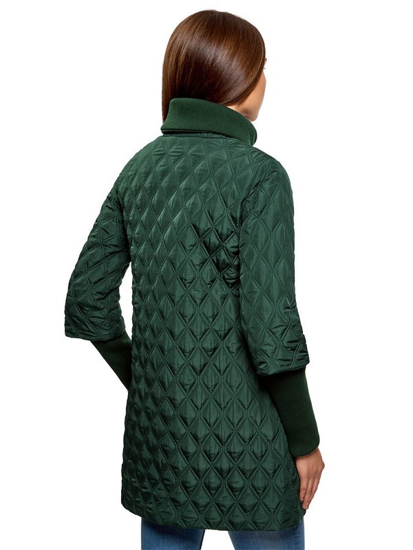 Žali dygsniuoti paltai: vaizdas iš nugaros