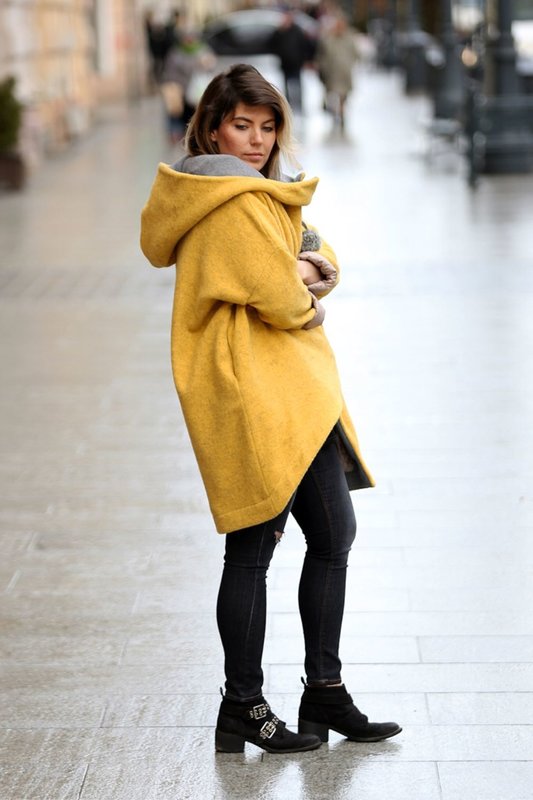 Žlutý nadměrný kabát s velkou kapucí
