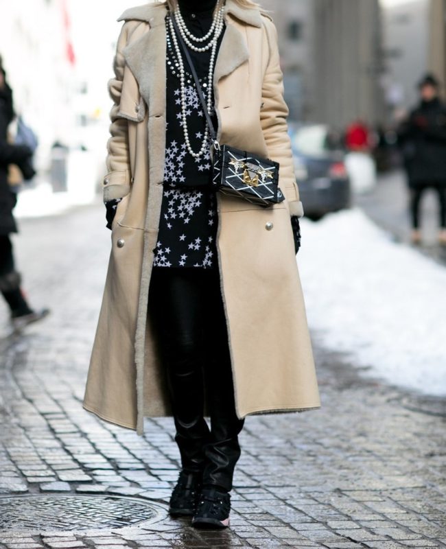 Casual stijl met een lange schapenvacht jas