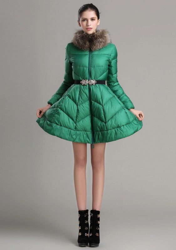 Zelený prošívaný kabát se zvonkou sukní a kožešinovým límcem