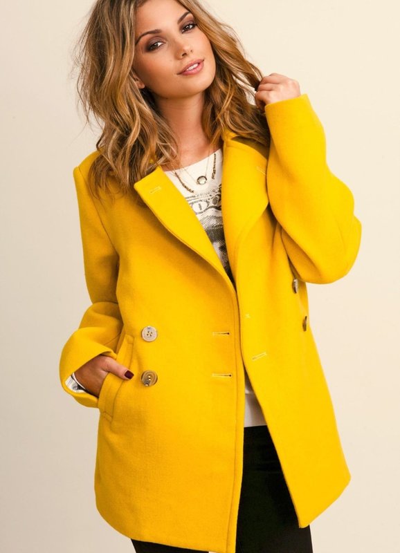 Dívka ve žlutém kabátě