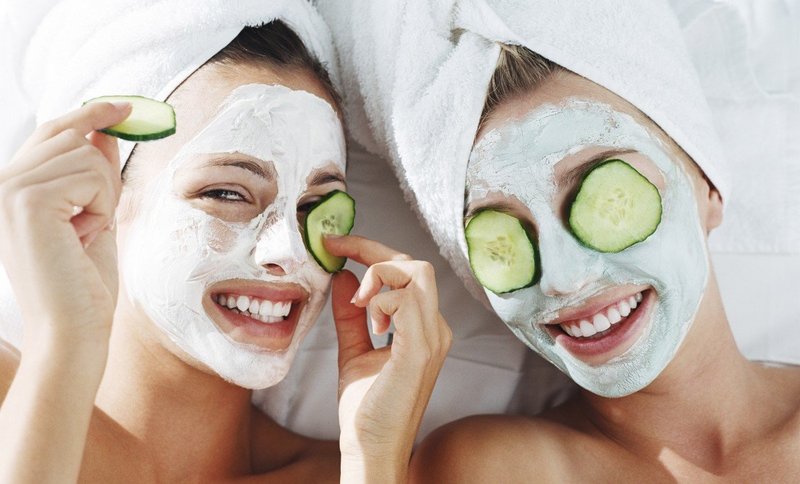 Deux filles avec des masques nettoyants sur leurs visages.