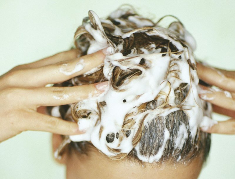 Nanesení masky pomocí kefíru na vlasy