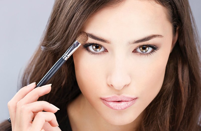 Makeup for arbeid for brune øyne