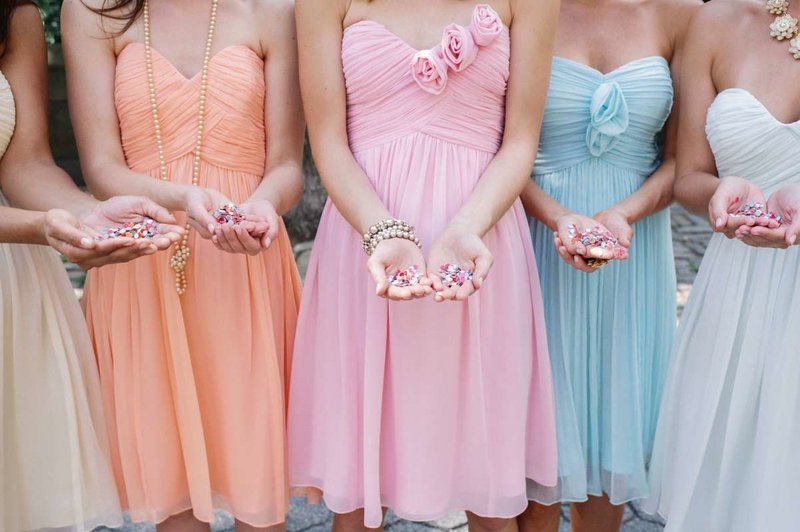 Svatební šaty barvy