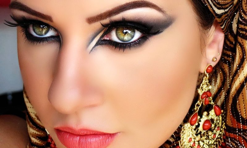 Oosterse make-up voor groene ogen