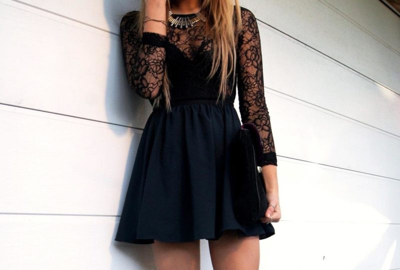 Zwarte jurk met een clutch