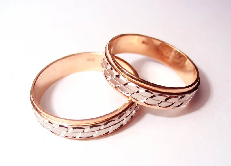 Vestuviniai žiedai su briaunomis
