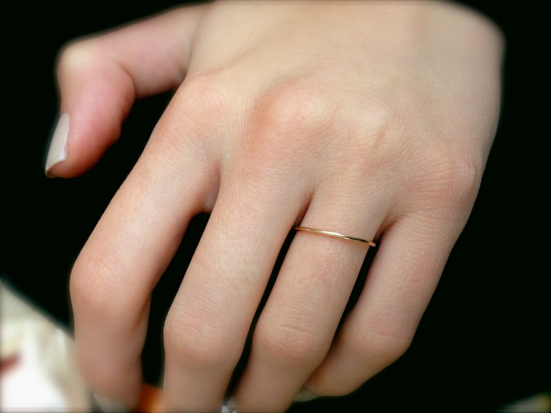 Jemný snubní prsten na ženské ruce
