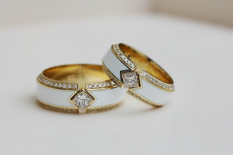 Vestuviniai žiedai su baltu emaliu