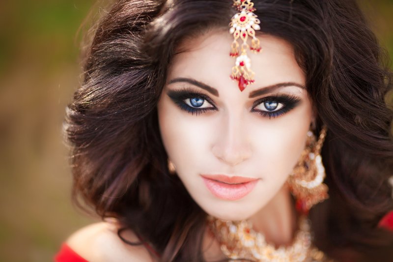 Orientalny makijaż dla niebieskich oczu
