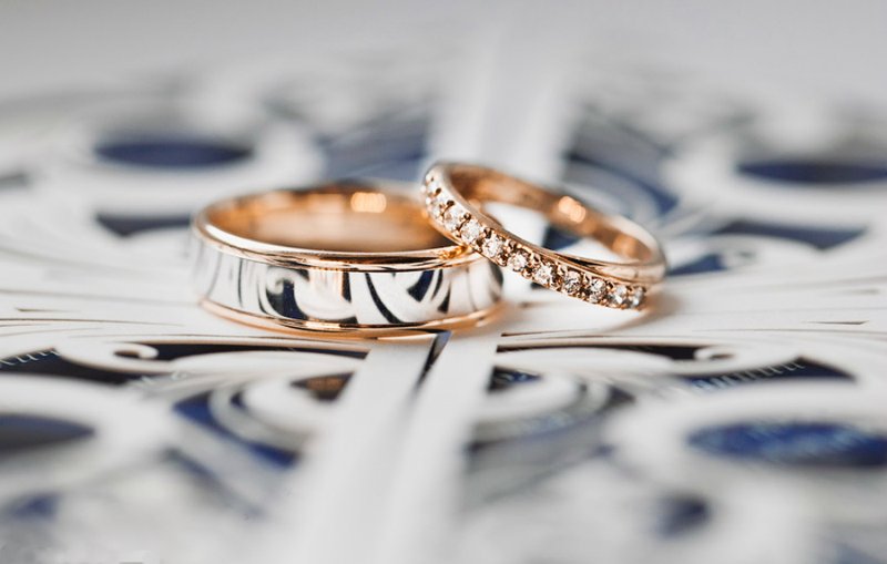 Gražūs vestuviniai žiedai su skirtingų metalų deriniu