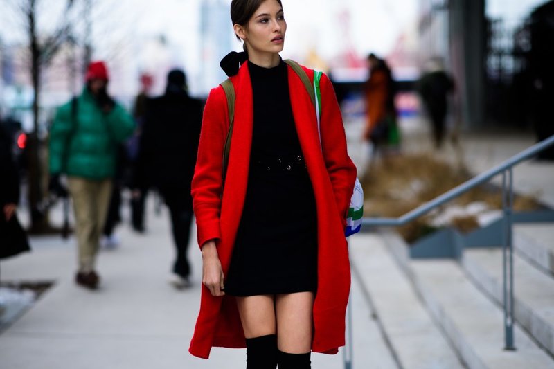 Zwarte jurk met een rode jas