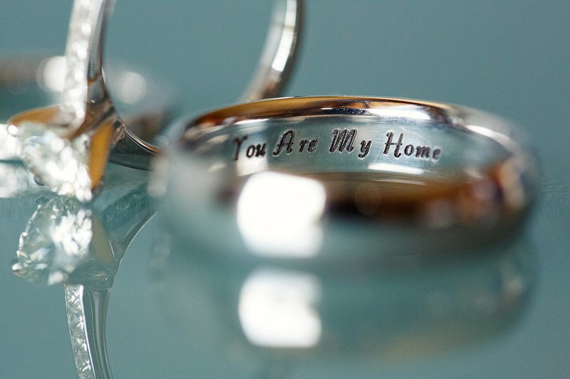 Romantiškas užrašas ant vestuvinių žiedų