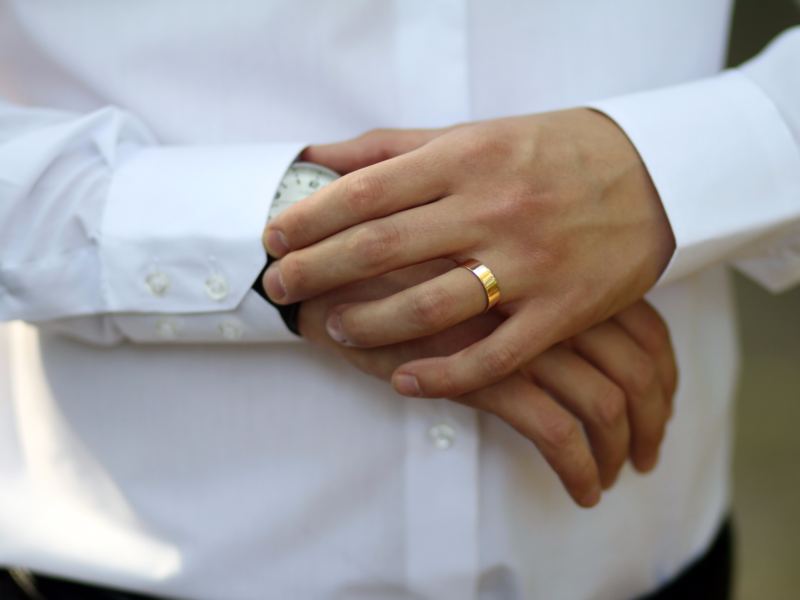 Klasyczny pierścionek zaręczynowy dla mężczyzny