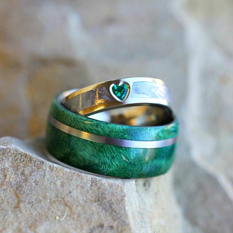 Smaragdiniai emalio žiedai