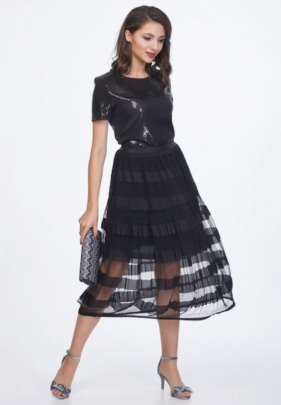 Černé šaty s pletivovou sukní