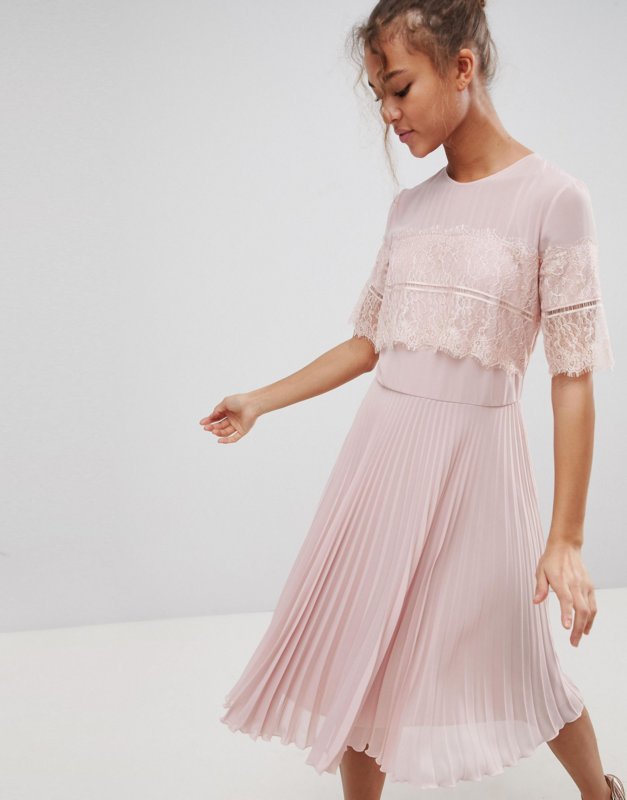 Blyškiai rožinė suknelė su plisuotu sijonu
