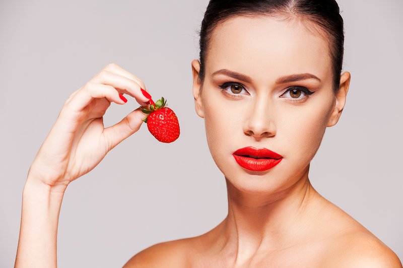 Jente holder jordbær
