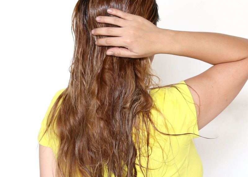 Påføring av mandelolje på håret