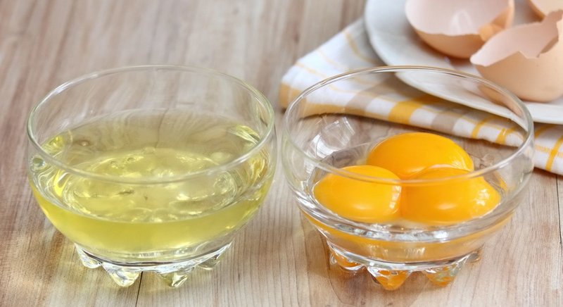 المكونات لصنع قناع البيض في المنزل