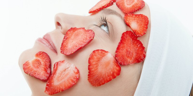 Fată cu o mască de căpșuni pe față