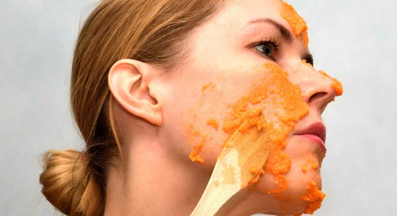 Meisje zet een wortelmasker op haar huid