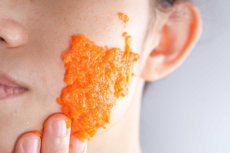 Appliquer de la pulpe de carotte sur la peau