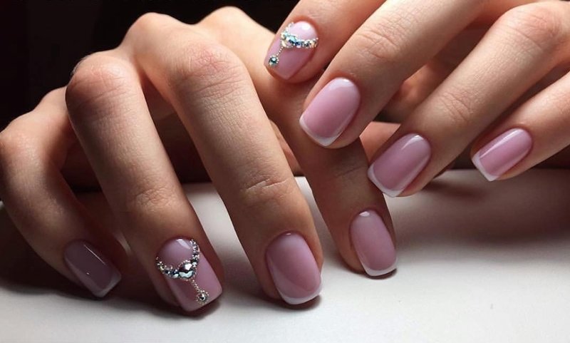 French manicure met strass-volume