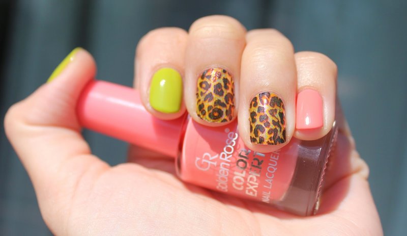 Luipaard sticker manicure.