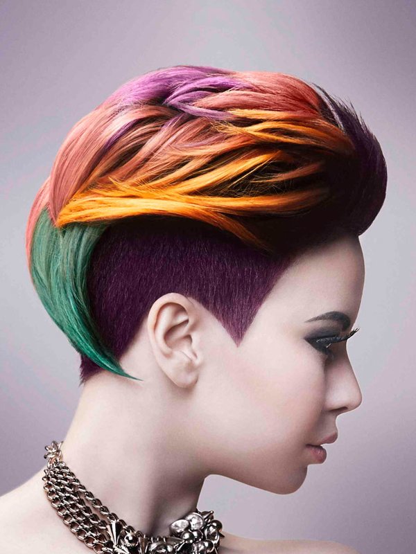 Dievča s kreatívnym farbením vlasov