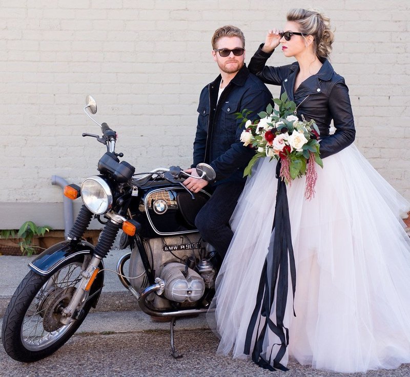 Motorfiets als een geschenk voor de bruid en bruidegom