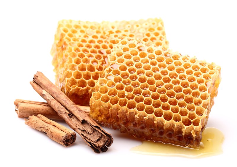 Honing met kaneel om het haar lichter te maken