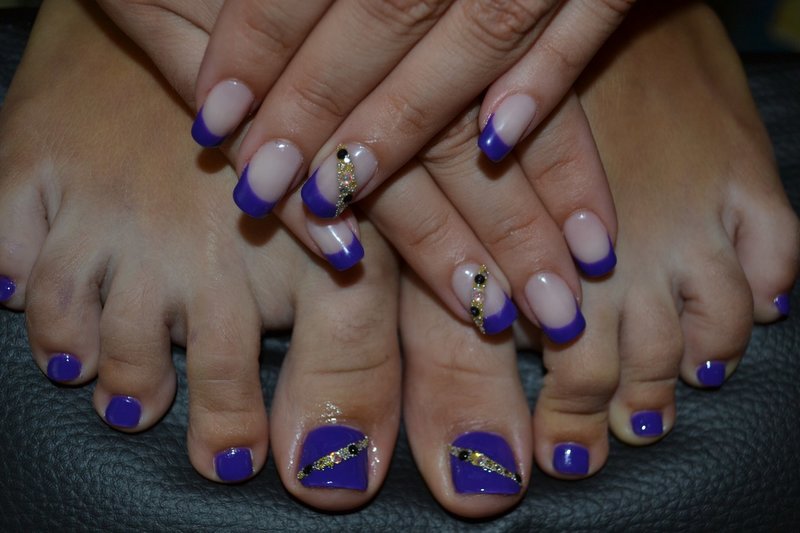 Ongles violets avec strass noirs