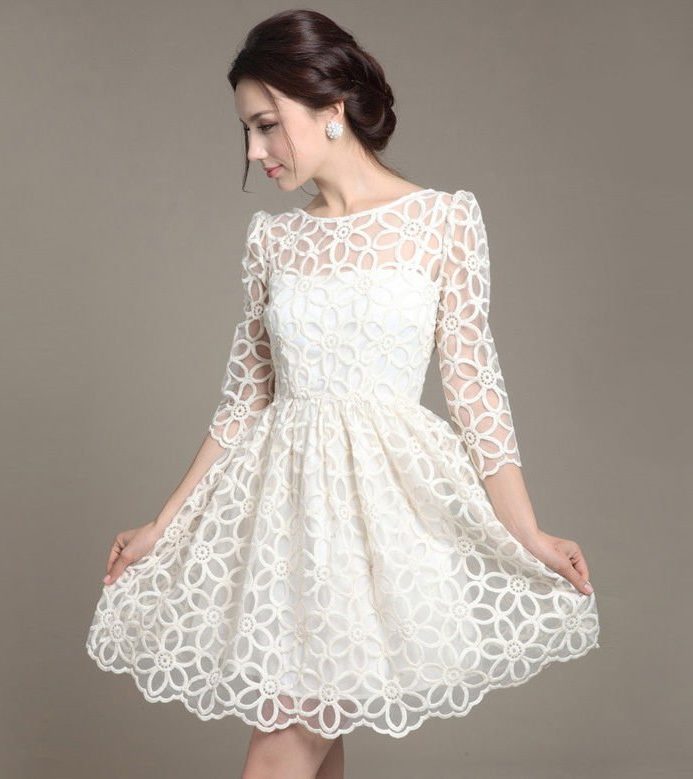 فستان أبيض مع عناصر الدانتيل