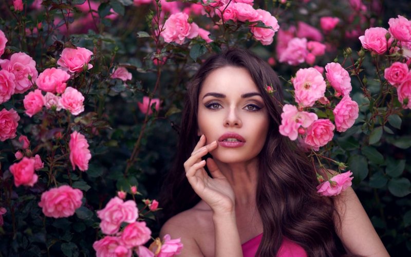 O femeie visează la un trandafir