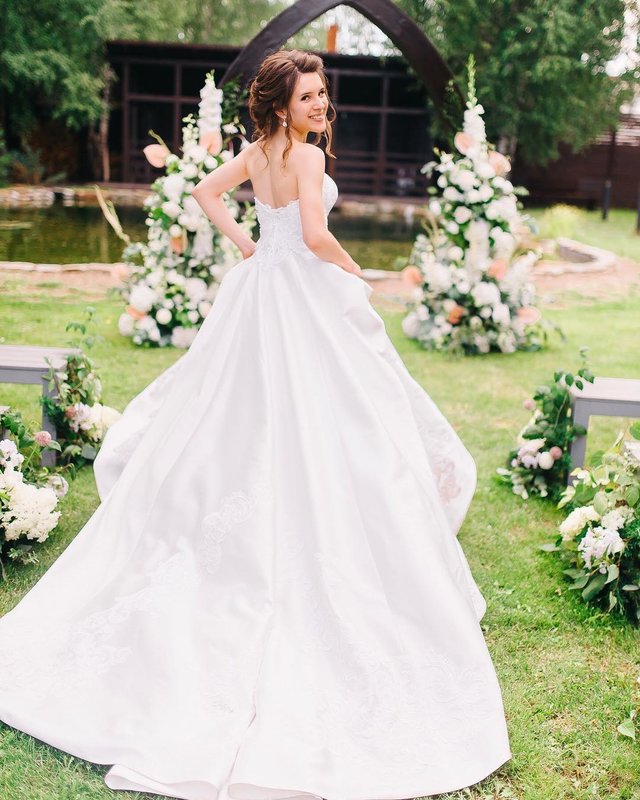 Vestuvinė balta suknelė