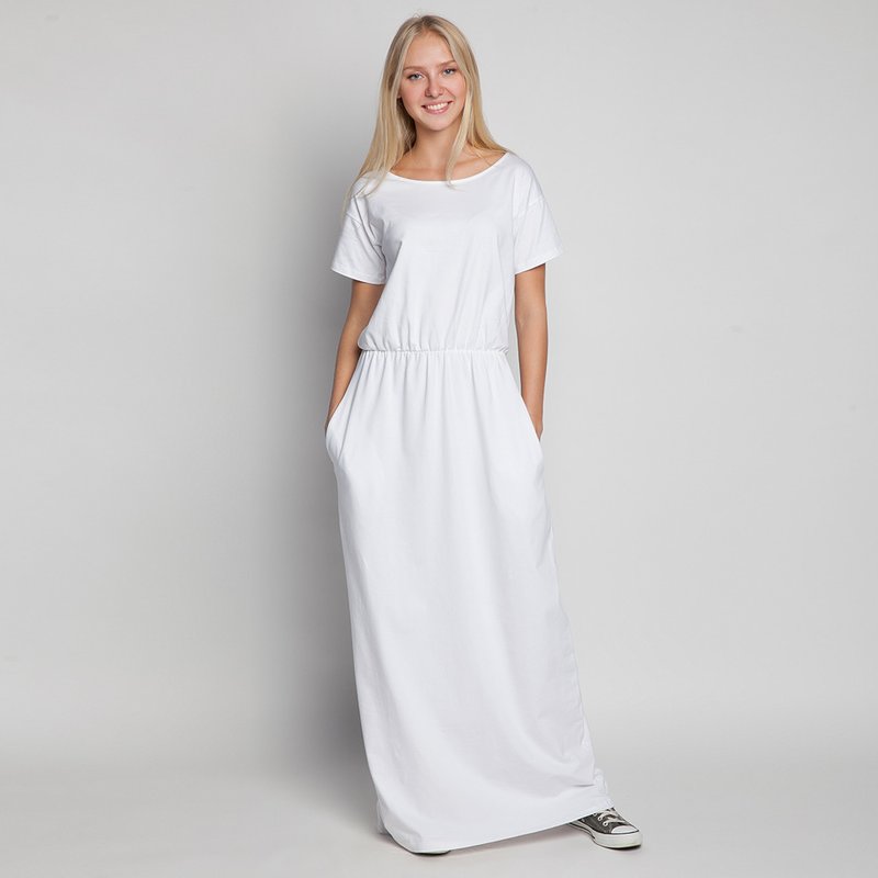 Laisvas baltos suknelės siluetas