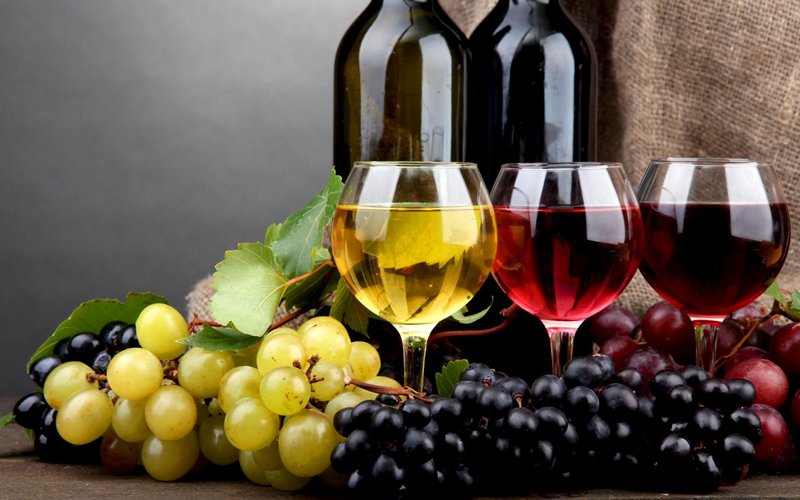 De kleur van wijn en flessen in een droom