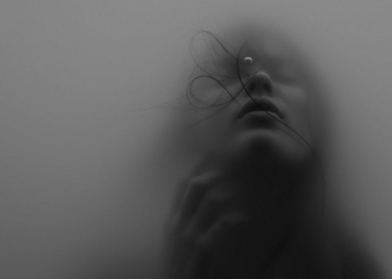 Kobieta we mgle we śnie