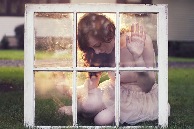 Mergaitė prie lango