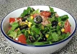 Salát s konzervovaným tuňákem a zeleninou