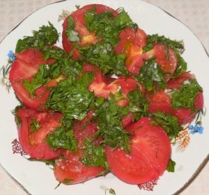 Gezouten tomaten met knoflook en kruiden