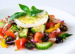 Griekse salade met pepermunt en oregano