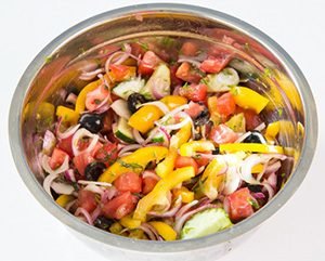 Salade grecque à la menthe poivrée et à l'origan