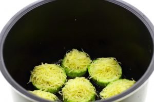 Zucchini într-un aragaz lent cu brânză