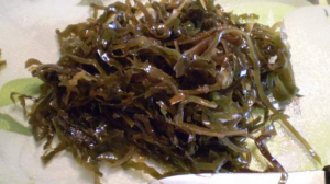 Salade van zeewier, ingelegde haring en uien