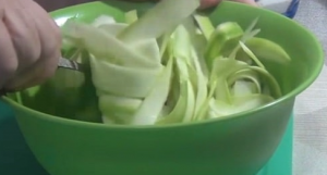 Rå courgette og rødløk salat
